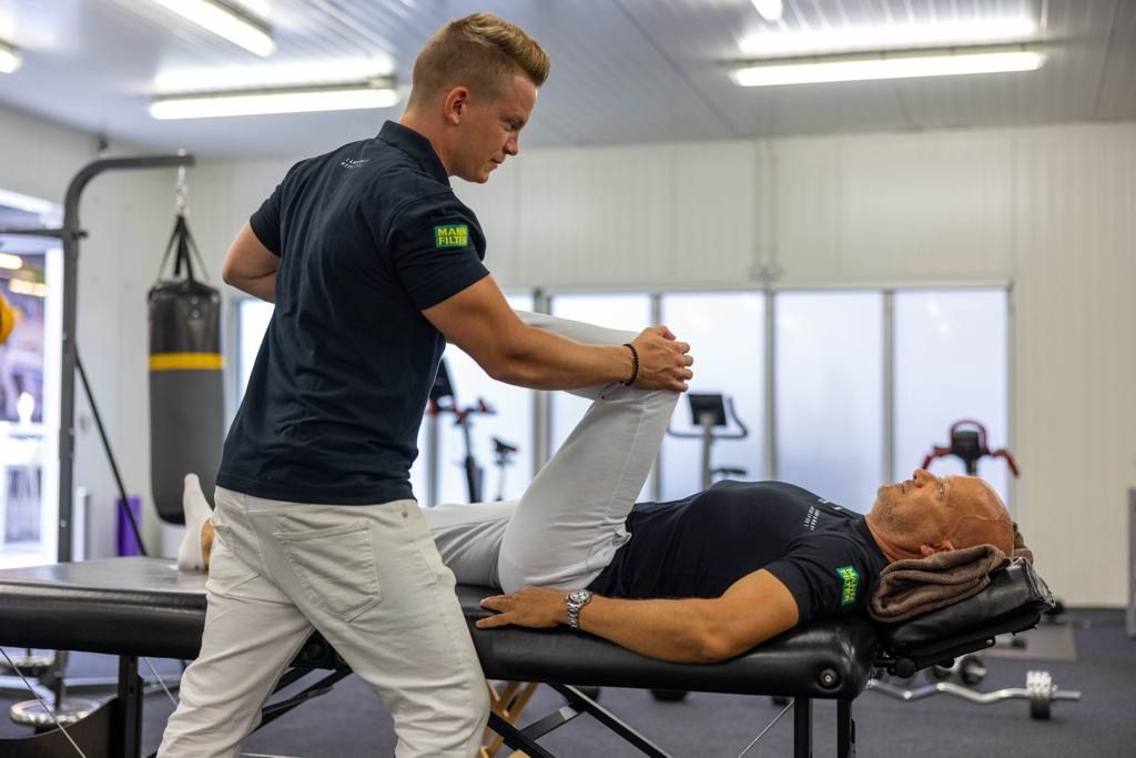 Physiotherapeutische Behandlung eines Rennfahrers