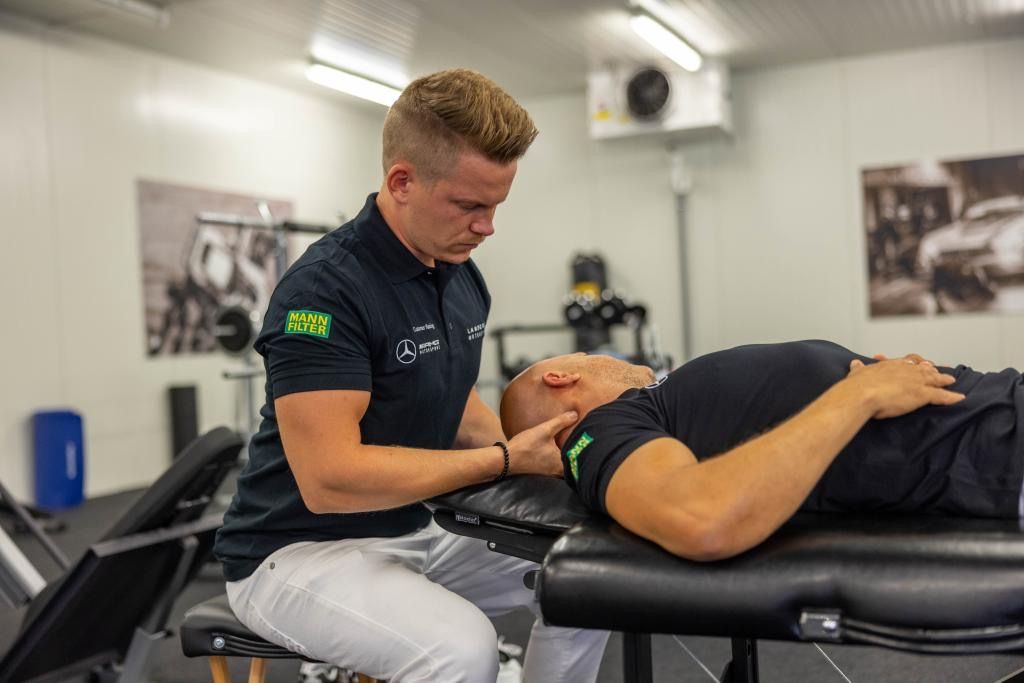 Behandlung eines Fahrers in der mobilen Physiopraxis