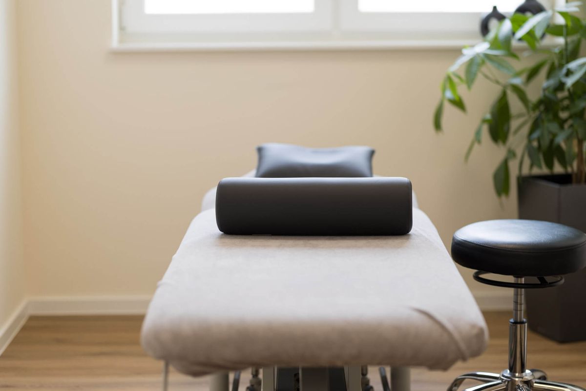 Therapieliege mit Nackenrolle