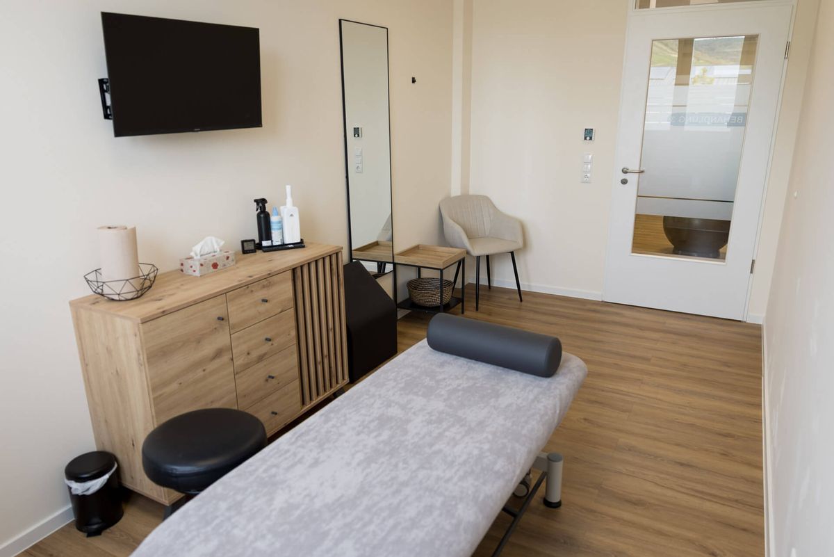 Behandlungsraum mit Therapieliege