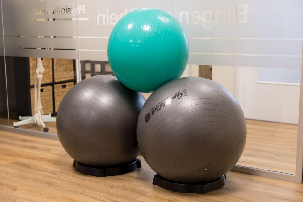 Gymnastikbälle im Trainingsraum