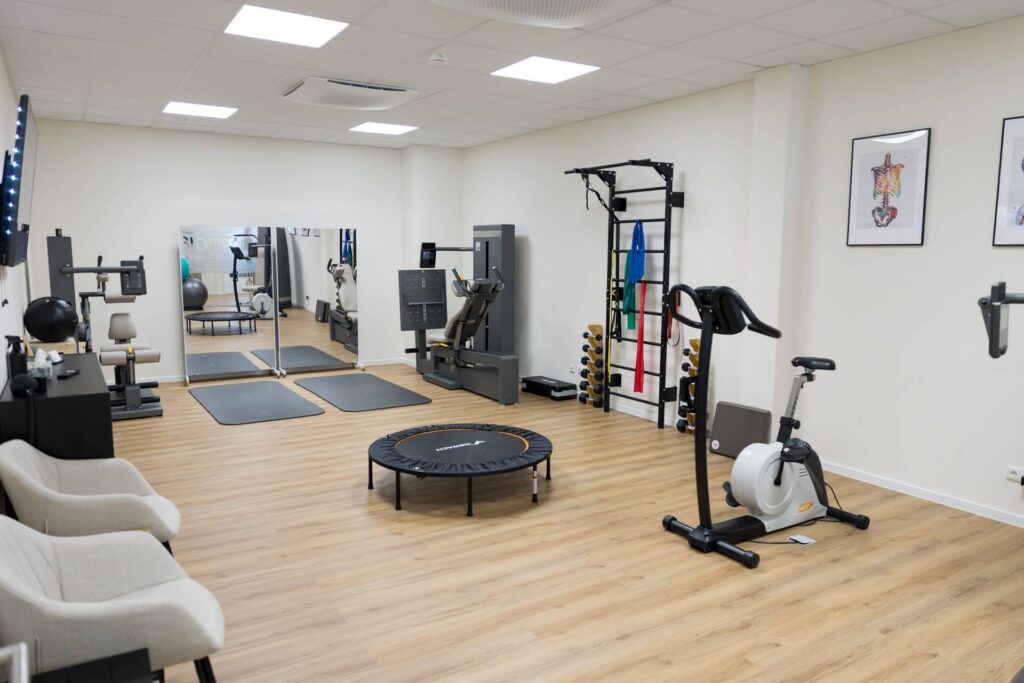 Trainingsbereich mit Geräten in der Praxis PHYSIOTrain Bingen