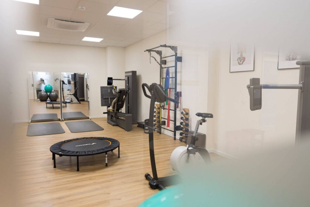 Trainingsraum mit Geräten und Trampolin